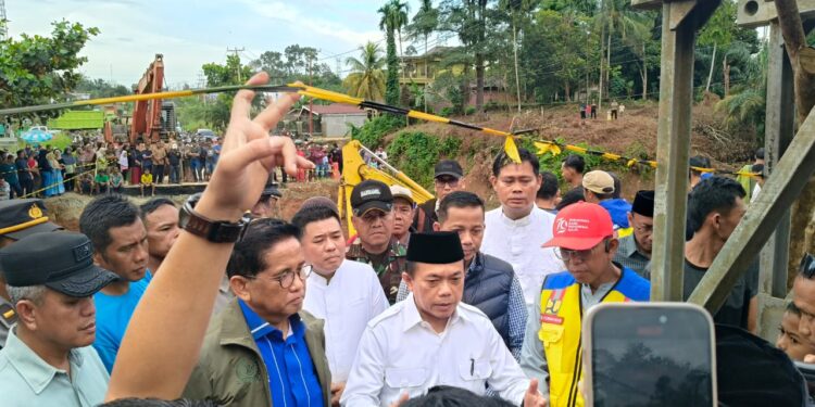 Al Haris Tinjau Jalan Putus di Jujuhan Bungo, Pastikan Beberapa Hari Kedepan Lintas Sumatera Bisa Dilalui Kendaraan