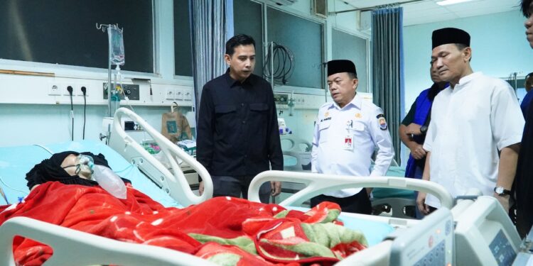 Malam Takbiran, Gubernur Al Haris Kunjungi Pasien di RSUD Raden Mattaher