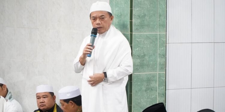 Lakukan safari subuh keliling, Gubernur Al Haris himbau masyarakat agar tidak melalaikan shalat.