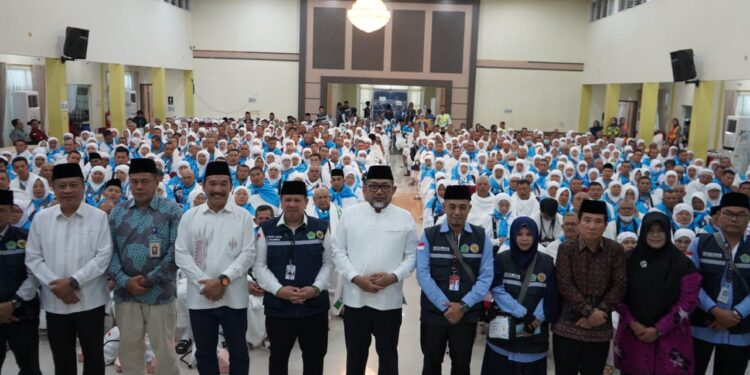 Lepas JCH Kloter 18 Asal Kerinci dan Merangin, Pesan Sekda Sudirman: Kondisikan Diri Tingkatkan Kesabaran