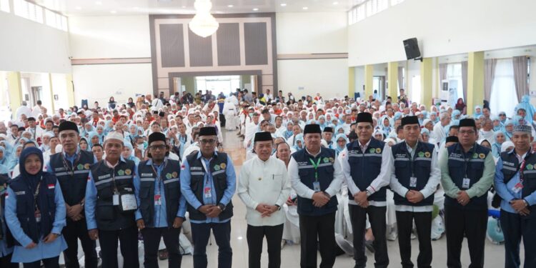 Lepas Kloter Terakhir, Pesan Gubernur Al Haris ke Petugas Haji: Laksanakan Tugas dengan Baik, Layani dan Kawal Jemaah dengan Benar