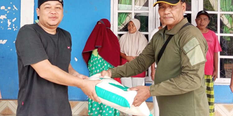PTPN IV Regional IV Salurkan 114 Karung Beras ke Warga