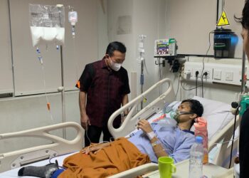 Gubernur Al Haris Besuk Oki Yusmika Atlet Taekwondo Penderita Kanker Tulang di RS Fatmawati Jakarta Selatan