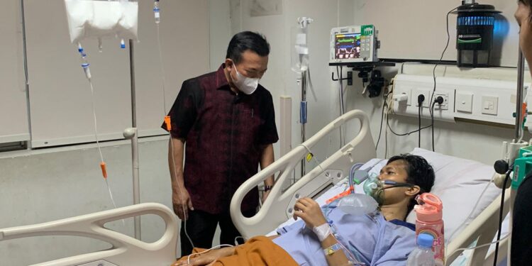 Gubernur Al Haris Besuk Oki Yusmika Atlet Taekwondo Penderita Kanker Tulang di RS Fatmawati Jakarta Selatan