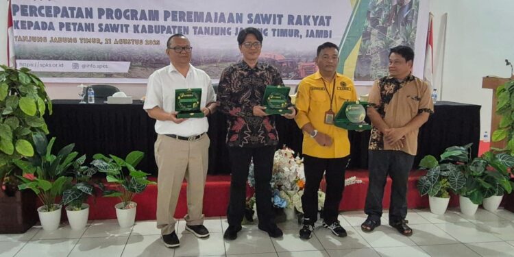 Dongkrak Ekonomi Petani, PTPN IV Regional 4 dan SPKS Replanting Sawit Tua
