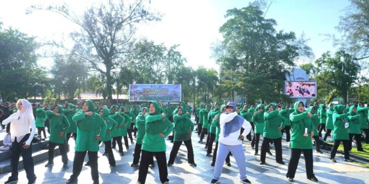 Senam Sehat HUT TNI ke-80 di Langsa, PT CMN Anak Usaha Holding Perkebunan Nusantara Hadirkan Edukasi Kesehatan