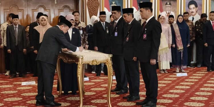 Gubernur Al Haris Lantik Direksi Bank Pembangunan Daerah (BPD) Jambi. Berikut Nama-namanya