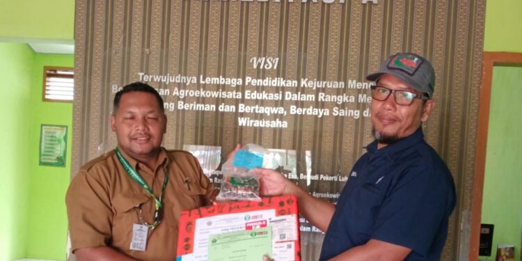 Siapkan SDM Unggul Perkebunan, PTPN IV Regional IV Salurkan 1.000 Bibit Sawit untuk SMK