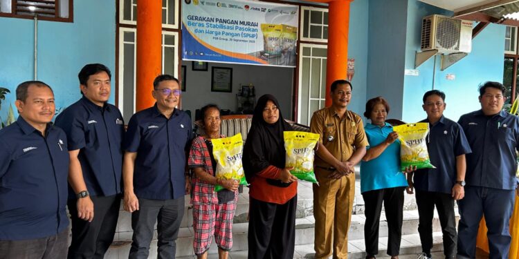 Warga Desa Markanding Sambut Penjualan Beras Murah PTPN IV Regional 4