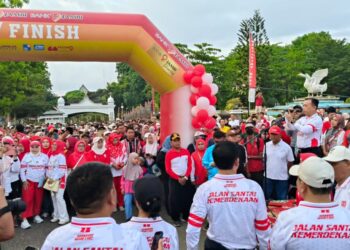 Gubernur Al Haris Lepas Ribuan Peserta Jalan Santai Kemerdekaan