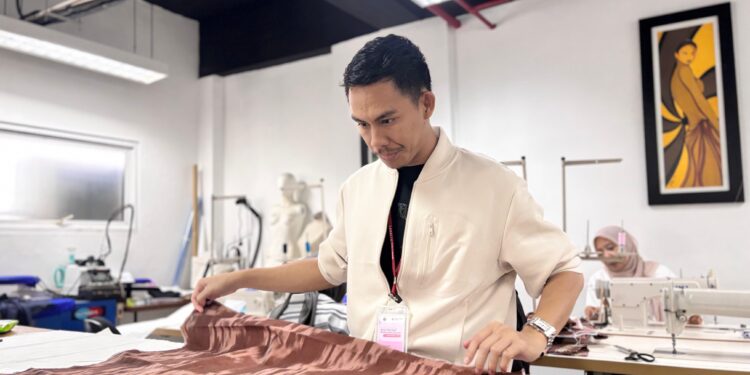 Batik dan Jalan Panjang UMKM Binaan PalmCo Menembus Pasar Modern