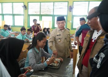 Tinjau Dapur MBG, Gubernur Al Haris Minta Jaga Kualitas Bahan Baku dan Kebersihan