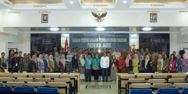 Fakultas Hukum Universitas Jambi Gelar Sosialisasi Perlindungan Hukum Bagi Guru