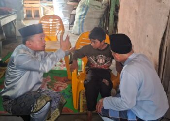 Tersentuh Lihat Kondisi Misba, Gubernur Al Haris Serahkan Kursi Roda dan Janji Perbaiki Rumah