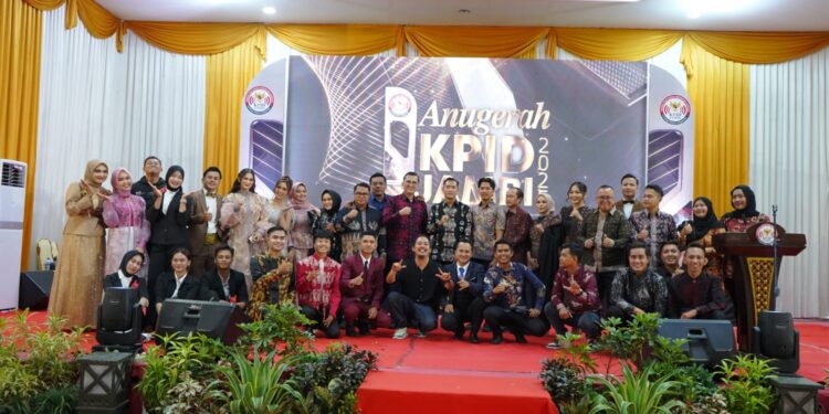 Diskominfo Provinsi Jambi Raih Penghargaan Penyelenggara Peduli Penyiaran pada Anugerah KPID Jambi 2025