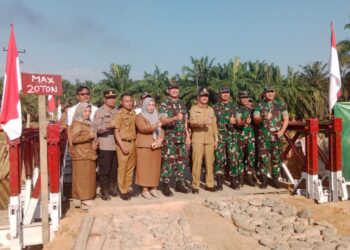 Akhiri Keterisolasian Warga Langkat, TNI dan PTPN IV PalmCo Bangun Jembatan Darurat