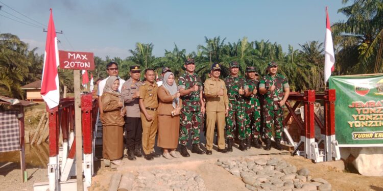 Akhiri Keterisolasian Warga Langkat, TNI dan PTPN IV PalmCo Bangun Jembatan Darurat