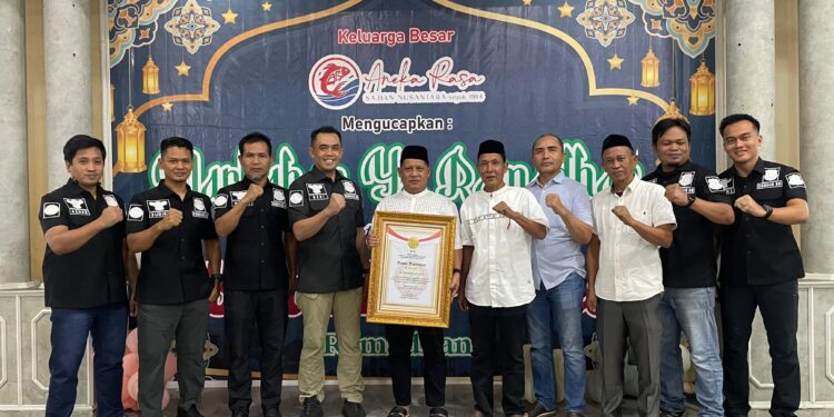 Plt Kadisdik Provinsi Jambi Terima Penghargaan dari Densus 88