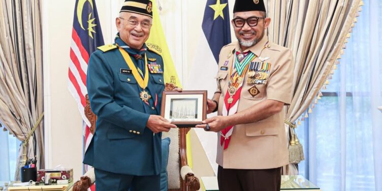 ​Mewakili Gubernur, ​Sekda Jambi Terima Anugerah Bintang Semangat Rimba dari Yang Dipertua Negeri Melaka