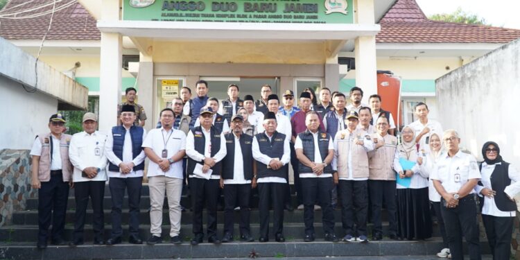 Wagub Sani Pimpin Sidak Pasar Angso Duo, Cek Harga Pangan Jelang Lebaran