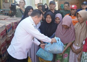 Gubernur Al Haris Tinjau dan Serahkan Bantuan Korban Terdampak Banjir Kab. Sarolangun