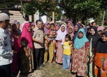 Tinjau Warga Selango yang Terdampak Banjir, Gubernur Al Haris Beri Motivasi Agar Tetap Tegar dan Sabar serta Gelontorkan 1 ton Beras