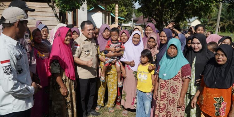 Tinjau Warga Selango yang Terdampak Banjir, Gubernur Al Haris Beri Motivasi Agar Tetap Tegar dan Sabar serta Gelontorkan 1 ton Beras
