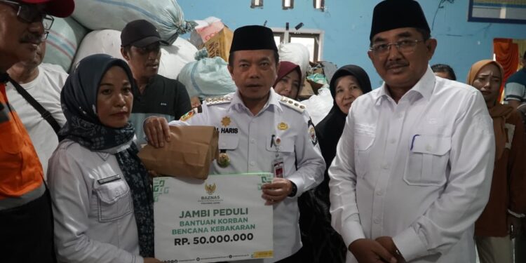 Gubernur Al Haris Tinjau Korban Kebakaran di Tanjab Barat, Serahkan Bantuan dan Ajak Gotong Royong