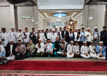 Safari Subuh Pemprov Jambi di Masjid Hidayatullah, Al Haris Serahkan Santunan dan Bantuan untuk Masjid