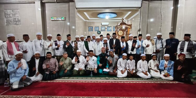 Safari Subuh Pemprov Jambi di Masjid Hidayatullah, Al Haris Serahkan Santunan dan Bantuan untuk Masjid