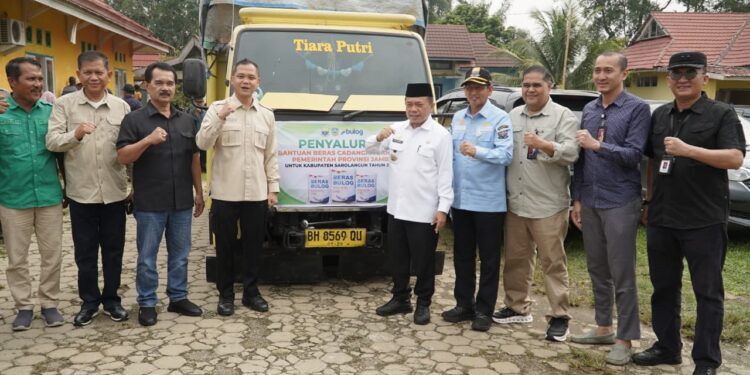 Ringankan Beban Korban Bencana, Gubernur Al Haris Salurkan 10.189 Ton Beras Cadangan
