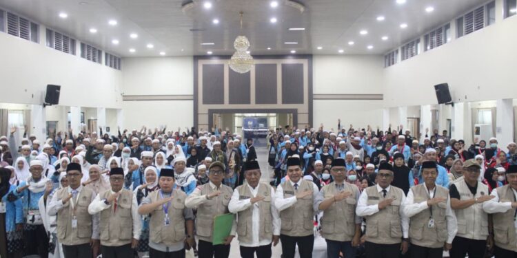 Wagub Sani Sambut Kepulangan 443 Jamaah Haji Kloter BTH-21 ke Provinsi Jambi