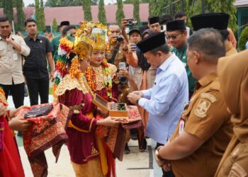 Gubernur Al Haris Apresiasi Penyerahan Murid Baru Secara Adat Melayu Jambi di SMA Negeri 1 Muaro Jambi