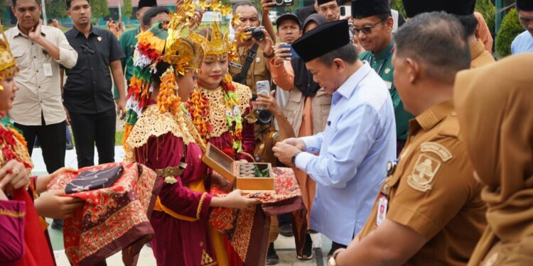 Gubernur Al Haris Apresiasi Penyerahan Murid Baru Secara Adat Melayu Jambi di SMA Negeri 1 Muaro Jambi
