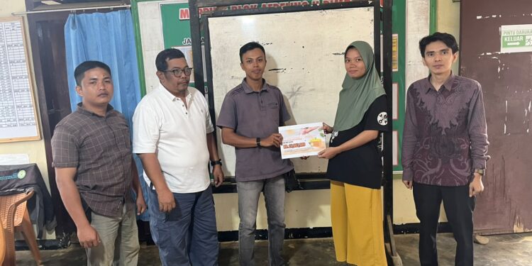 Wujud Kepedulian Sesama, PTPN IV Regional IV Salurkan Bantuan untuk Pengobatan Putri Karyawan Pemanen