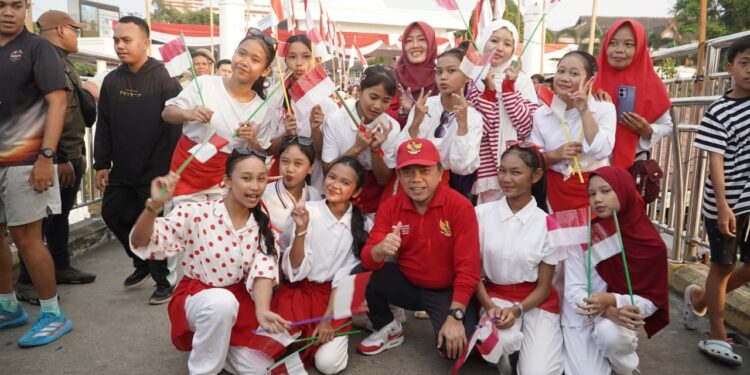 Gubernur Al Haris Gelar “Gebyar Mahardika Untukmu Negeriku” Pasang 10.000 Bendera Merah Putih di Sepanjang Jembatan Gentala Arasy dan Tempat lainnya