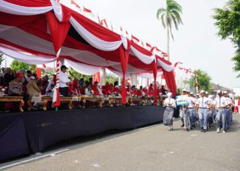 Wagub Sani Lepas Pawai Pembangunan, Bentangkan Semangat Kemerdekaan