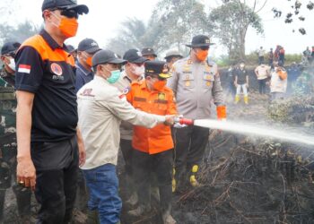 Gubernur Al Haris Turun ke Sarolangun, Pastikan Karhutla Ditangani, Minta Waterbombing untuk Pendinginan