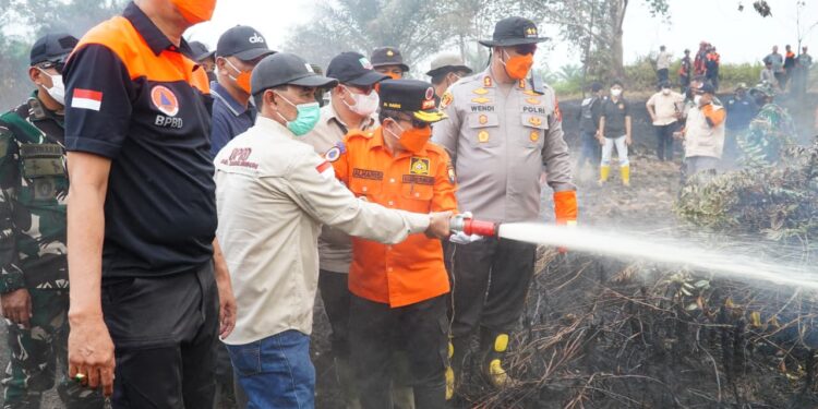 Gubernur Al Haris Turun ke Sarolangun, Pastikan Karhutla Ditangani, Minta Waterbombing untuk Pendinginan