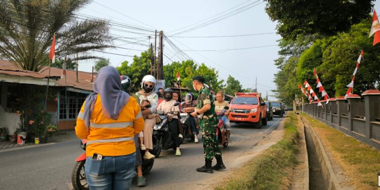Kabut Asap Kian Pekat, PT SAS Bagikan 10.000 Masker untuk Warga Jambi