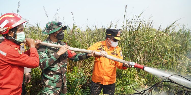 Tak Gentar Lewati Medan Sulit, Al Haris Berjibaku Padamkan Karhutla di Pelosok Tanjabtim