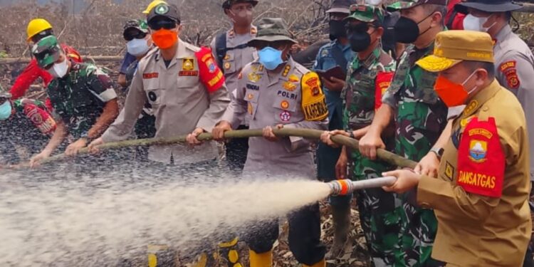 Gubernur Al Haris Bersama Pangdam TIB Turun ke Kawasan Gambut Londerang Padamkan Karhutla