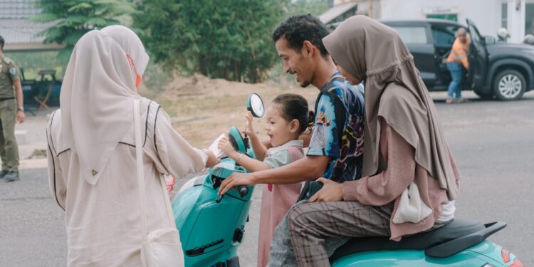 Peduli Dampak Karhutla, PT SAS Bagikan 8.000 Masker di Batang Hari