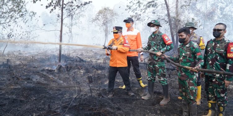 Kawasan Gambut Londerang Kembali Terbakar, Al Haris Turun ke Lokasi dan Uji Zat Pemadam Api Gambut