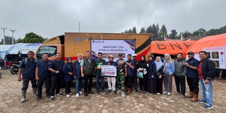 Hadir di Tengah Bencana, PTPN IV Regional IV Salurkan Bantuan untuk Warga Terdampak Banjir Bandang di Solok