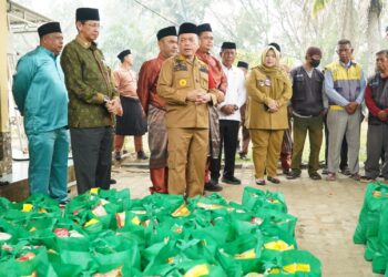 Peduli Dampak Karhutla, Gubernur Al Haris Serahkan 200 Paket Sembako dan Masker di Bungo