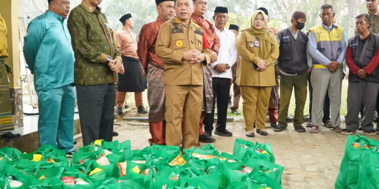 Peduli Dampak Karhutla, Gubernur Al Haris Serahkan 200 Paket Sembako dan Masker di Bungo