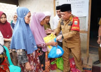 Tinjau Lokasi Kebakaran Desa Tunggul Bulin, Gubernur Al Haris Serahkan Bantuan dan Siap Bantu Bedah Rumah Warga