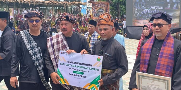 Peduli Budaya Bersih, PTPN IV Regional IV Bantu Mobil Angkut Sampah